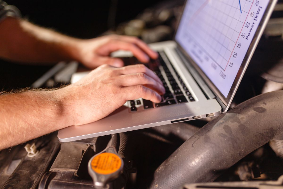 Closeup,Hands,Of,Mechanic,With,The,Help,Of,Diagnostic,Machines Tuning